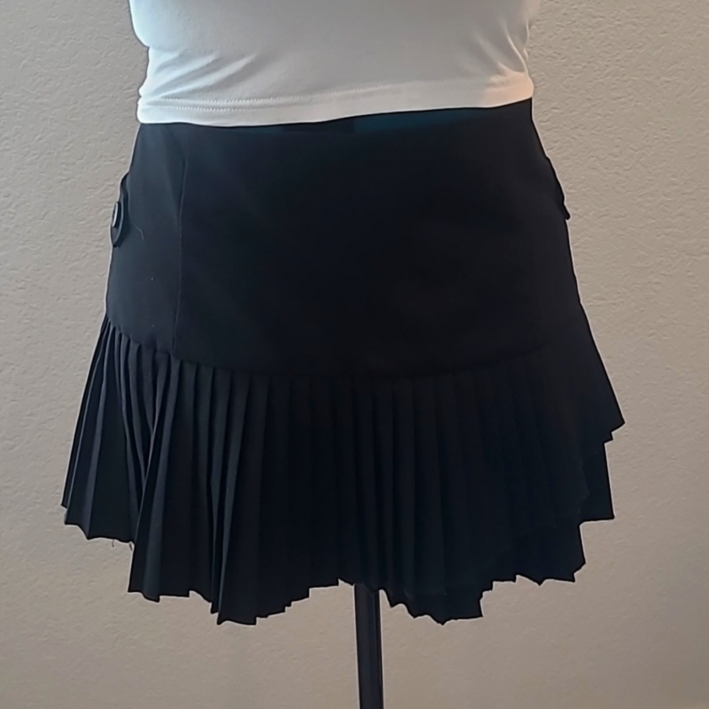 Short Black Pleated size 9 skirt